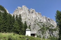 La chiesetta sopra il Rifugio De Gasperi